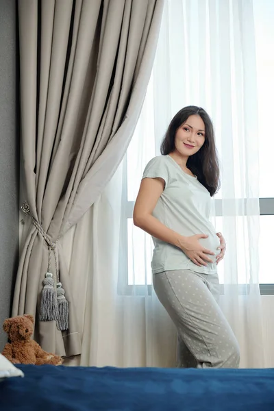幸せなかなり若い妊娠中の女性過ごす週末に自宅 — ストック写真