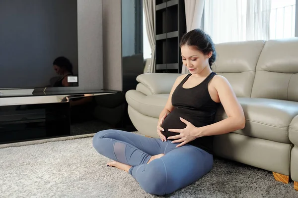 Sorridente Incinta Giovane Donna Vietnamita Seduta Sul Pavimento Soggiorno Toccare — Foto Stock