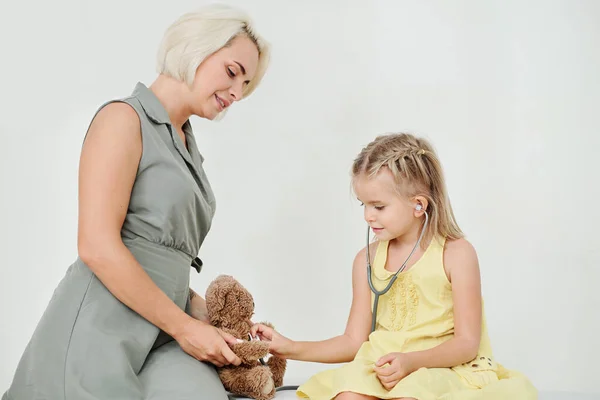 Niña Usando Estetoscopio Para Escuchar Latido Osito Peluche Manos Madre —  Fotos de Stock