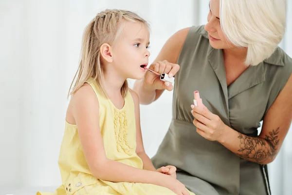 Mother Applying Nude Liquid Lipstick Lips Her Little Daughter Getting — Stock Photo, Image