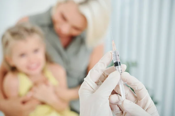 Médico Com Injeção Médica Preparando Para Dar Uma Injeção Uma — Fotografia de Stock