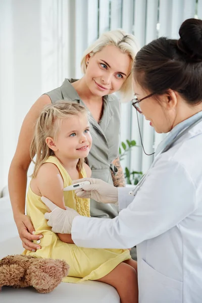 Moedige Kleine Meid Die Een Injectie Vaccin Krijgt Met Een — Stockfoto