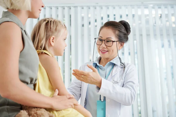 Lächelnde Freundliche Kinderärztin Gespräch Mit Einem Kleinen Mädchen Das Auf — Stockfoto