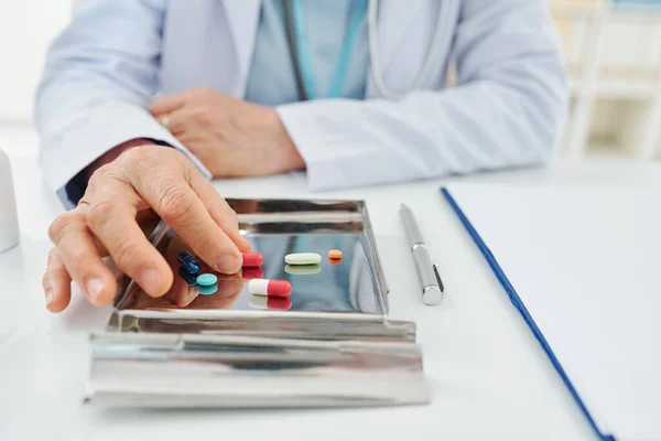 Nahaufnahme Eines Hausarztes Der Tabletten Aus Einem Metalltablett Auf Seinem — Stockfoto