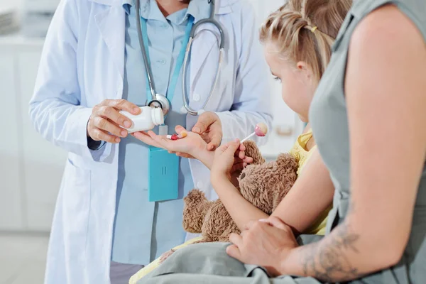 Imagen Recortada Pediatra Dando Medicina Niña Con Piruleta —  Fotos de Stock