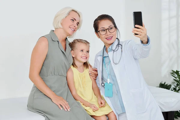 Feliz Pediatra Vietnamita Tomar Selfie Com Ela Recuperado Pequeno Paciente — Fotografia de Stock