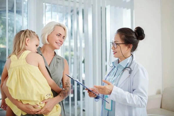 Pédiatre Souriant Avec Document Main Parlant Mère Petite Fille Santé — Photo