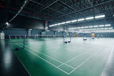 Sağlık kulübünde tenis ve badminton oynamak için kortları olan büyük boş bir spor salonu.