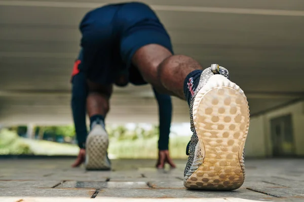 Sporcu Koşmaya Hazırlanıyor Ayakkabı Tabanına Odaklan — Stok fotoğraf