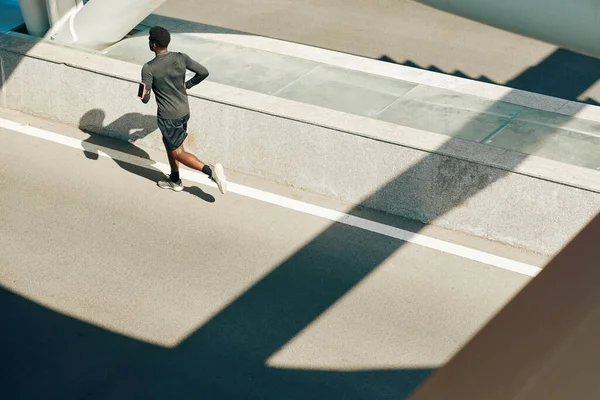 Joven Deportista Negro Corriendo Carretera Ciudad Vacía —  Fotos de Stock