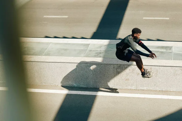 Joven Atleta Negro Haciendo Ejercicio Salto Después Calentar Aire Libre — Foto de Stock