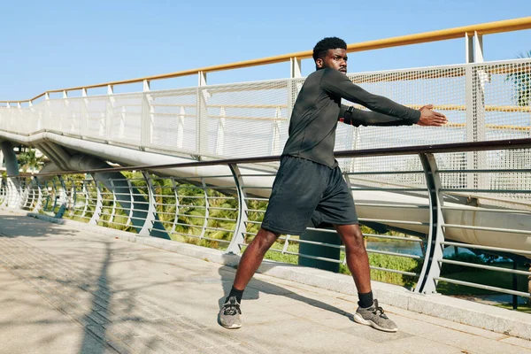 Ernstige Jonge Zwarte Sportman Opwarmen Voor Intense Outdoor Training — Stockfoto