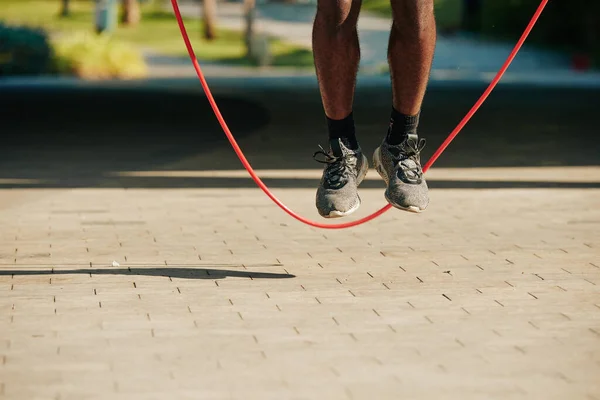 Piedi Uomo Sportivo Che Salta Con Corda Salto — Foto Stock