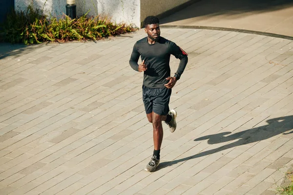 Jovem Esportista Afro Americano Sério Correndo Livre Shorts Rashguard Quando — Fotografia de Stock