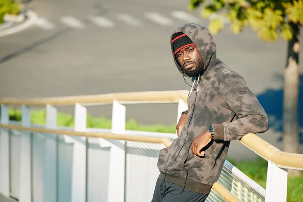 Sérieux Beau Jeune Homme Appuyé Sur Rampe Repos Après Jogging — Photo