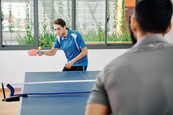 Sérieux Jeune Homme Jouant Tennis Table Avec Ami Servant Balle — Photo