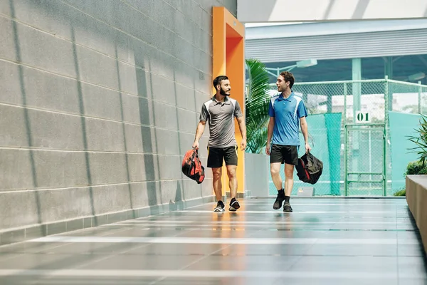 Hübsche Junge Sportler Mit Turntaschen Laufen Den Flur Des Fitnessstudios — Stockfoto