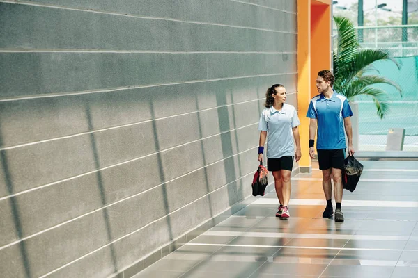 Esportivo Homem Mulher Caminhando Juntos Após Treinamento — Fotografia de Stock