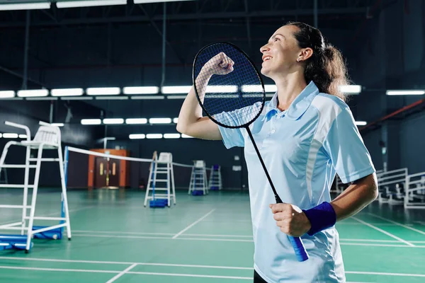 Podekscytowany Szczęśliwy Młody Badminton Kobieta Gracz Dokonywanie Pięść Guz Podczas — Zdjęcie stockowe