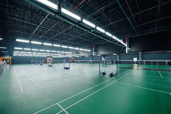 Ευρύχωρο Άδειο Γυμναστήριο Για Τουρνουά Τένις Και Μπάντμιντον — Φωτογραφία Αρχείου