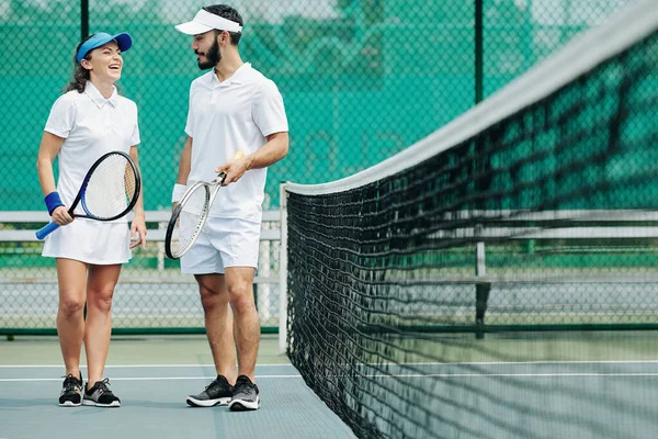 Ung Kvinna Skrattar Skämt Lagkamrat Efter Att Spelat Tennis Tillsammans — Stockfoto