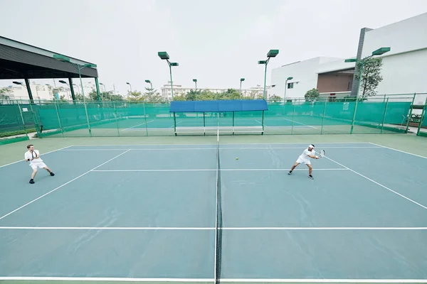 Amis Vêtements Sport Blancs Jouer Tennis Sur Terrain Plein Air — Photo
