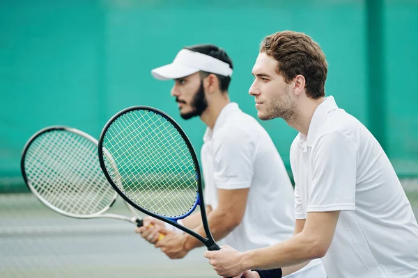 サイドビューの深刻な集中テニス選手とともにラケットプレイする準備ができて — ストック写真