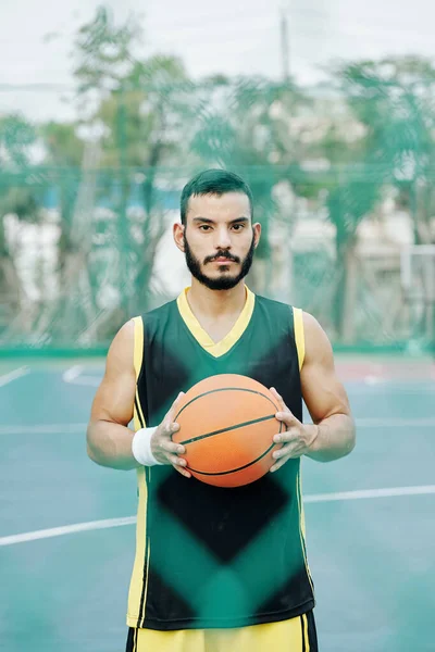 Joven Guapo Jugador Baloncesto Hispano Serio Posando Cancha Baloncesto — Foto de Stock