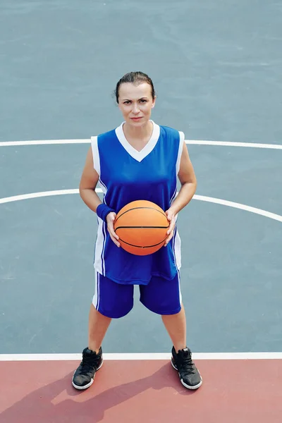 Serieuze Fronsen Jonge Vrouwelijke Basketbalspeler Met Bal Handen Zoek Naar — Stockfoto
