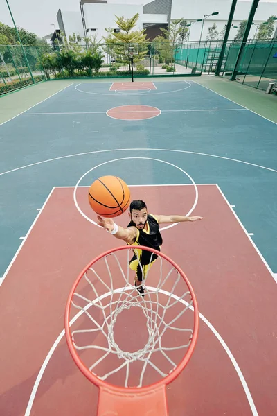 Jogador Basquete Saltando Jogando Bola Cesto Vista Cima — Fotografia de Stock