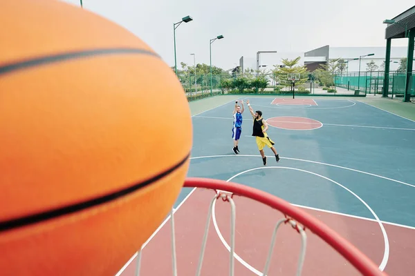 Mann Wirft Beim Basketballspielen Freien Ball Korb — Stockfoto