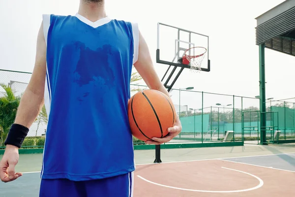 Oříznutý Obraz Zpoceného Basketbalisty Stojící Venkovním Hřišti Míčem — Stock fotografie