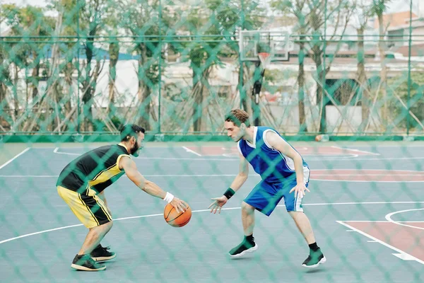 Ernsthafter Junger Sportler Spielt Verteidigung Basketball Wenn Mit Freund Freien — Stockfoto