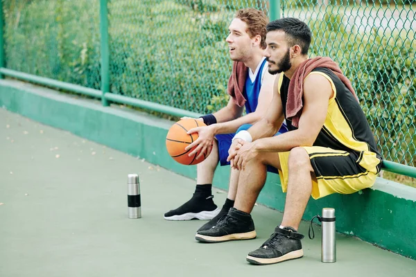 Jugadores Baloncesto Que Descansan Beben Agua Después Jugar Pista Aire — Foto de Stock