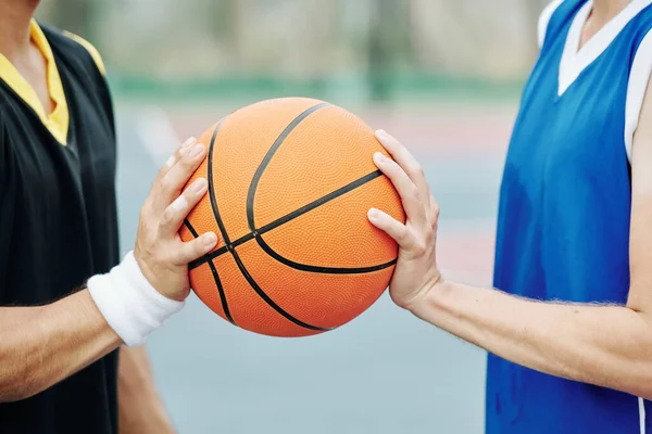 Jogadores Basquete Segurando Bola Com Uma Mão Antes Iniciar Jogo — Fotografia de Stock