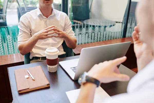 Joven Hombre Negocios Sentado Mesa Cafetería Con Ordenador Portátil Abierto — Foto de Stock