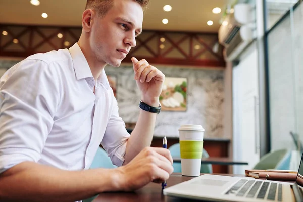 Concentrados Hermoso Joven Empresario Sentado Mesa Cafetería Leyendo Documento Importante — Foto de Stock