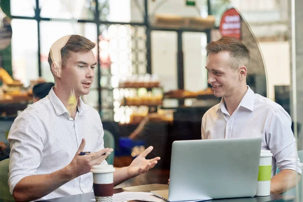 Joven Empresario Diciendo Sus Ideas Creativas Socio Negocios Sonriente Cuando — Foto de Stock