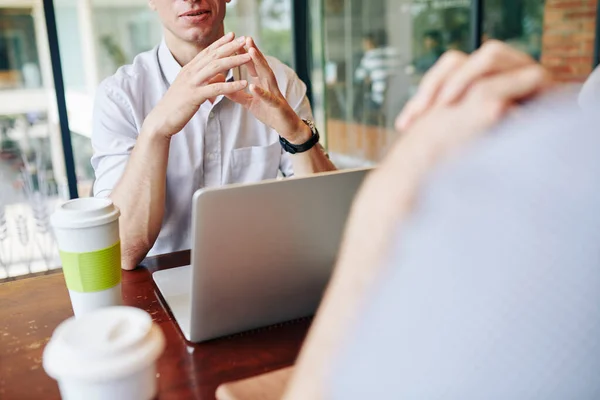 Joven Empresario Positivo Sentado Mesa Con Ordenador Portátil Abierto Escuchando — Foto de Stock