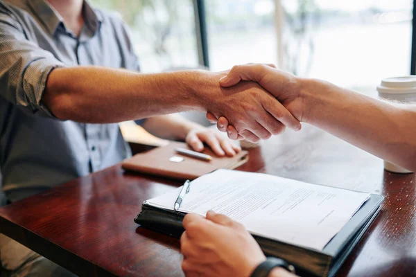 商务人员签订合同后握手的特写镜头 — 图库照片