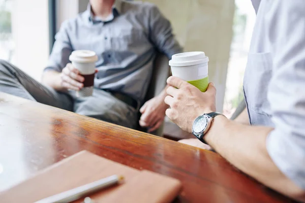 Gente Negocios Tomando Café Discutiendo Noticias Durante Breve Descanso Oficina — Foto de Stock