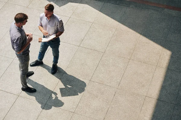 Jovem Empresário Com Planejador Aberto Livre Conversando Com Colega Sobre — Fotografia de Stock