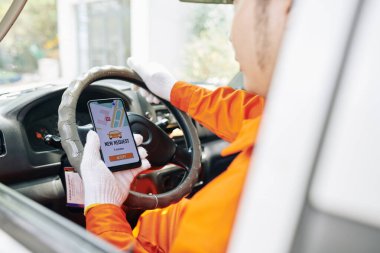 Akıllı telefonundaki mobil uygulama ile yeni isteği kontrol ediyor