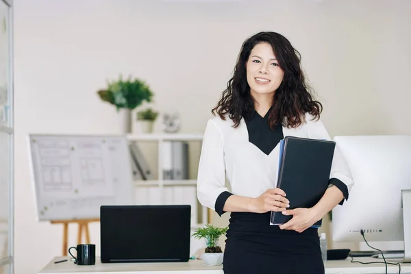 Hermosa Joven Empresaria Con Carpeta Documentos Pie Escritorio Oficina — Foto de Stock