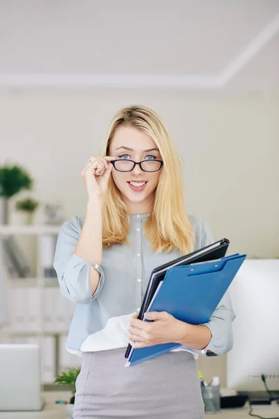 Portret Ładnej Młodej Bizneswoman Folderze Dokumentami Zdejmującej Okulary — Zdjęcie stockowe