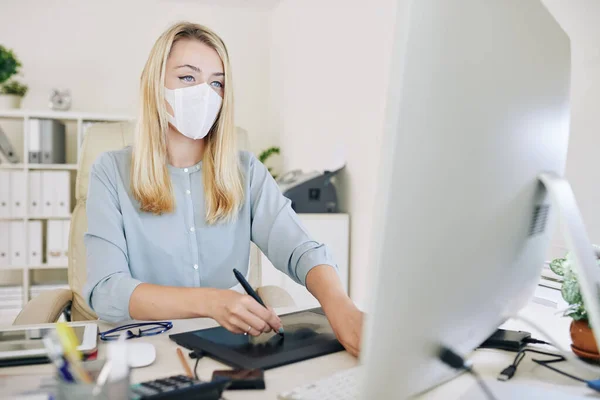 Giovane Grafica Femminile Con Maschera Medica Sul Viso Utilizzando Tablet — Foto Stock