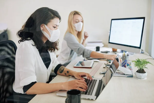 Geschäftsfrauen Tragen Bei Coronavirus Ausbruch Schutzmasken Büro — Stockfoto