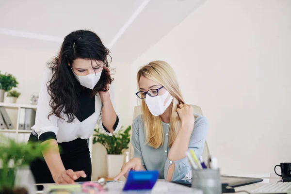 Geschäftsfrauen Die Büro Arbeiten Und Operationsmasken Tragen Den Ausbruch Von — Stockfoto