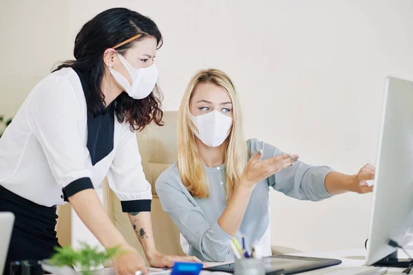 Junge Geschäftsfrauen Medizinischen Masken Während Der Pandemiezeit Und Diskutieren Informationen — Stockfoto