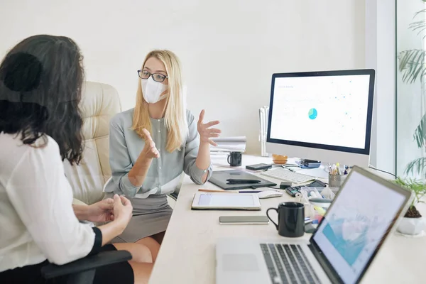 Jungunternehmerin Mit Brille Und Medizinischer Maske Gestikuliert Wenn Sie Kollegin — Stockfoto